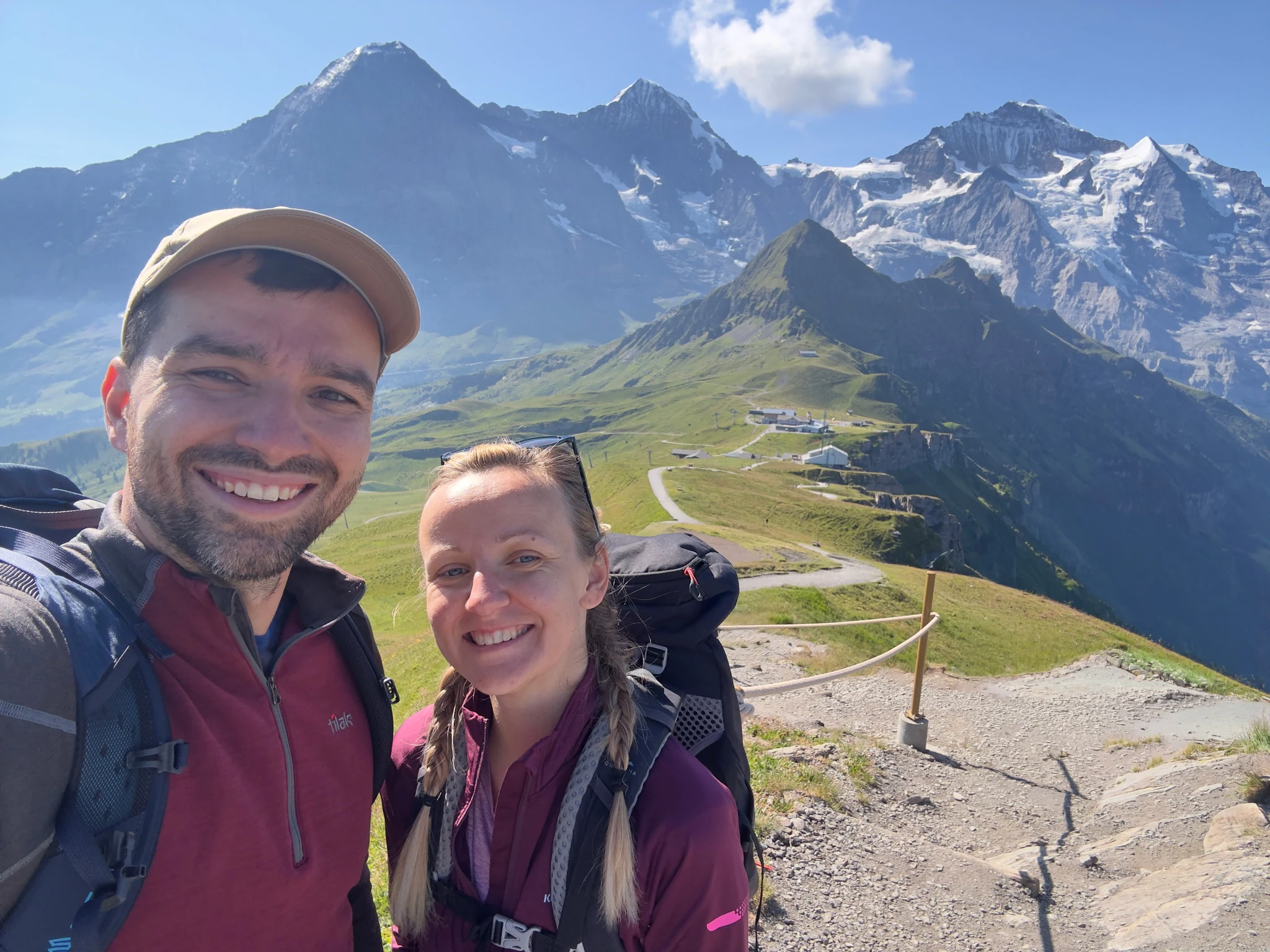 Eliška s Markem na túře v horách, v pozadí Eiger a Jungfrau