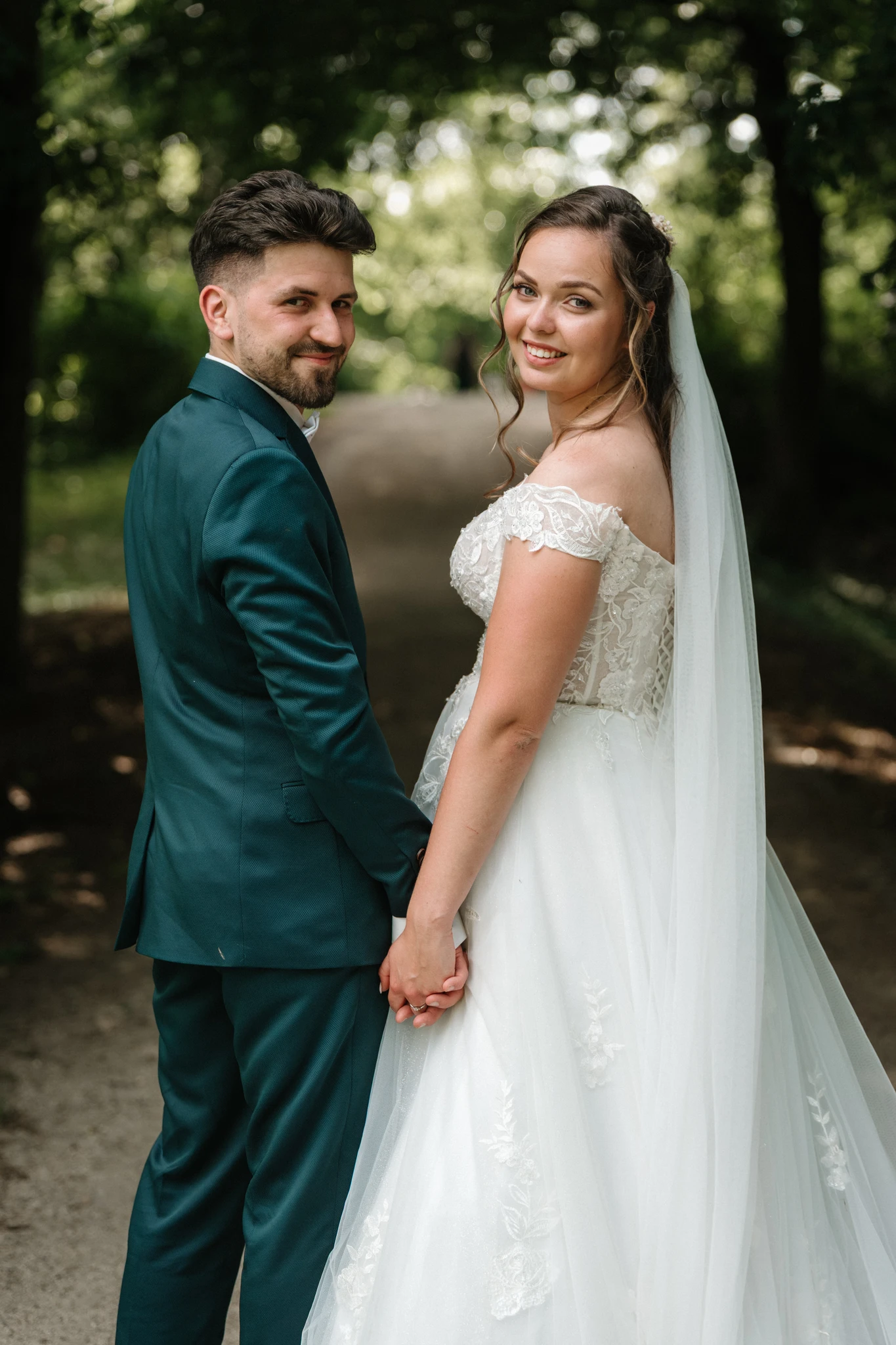 Ženich a nevěsta na procházce